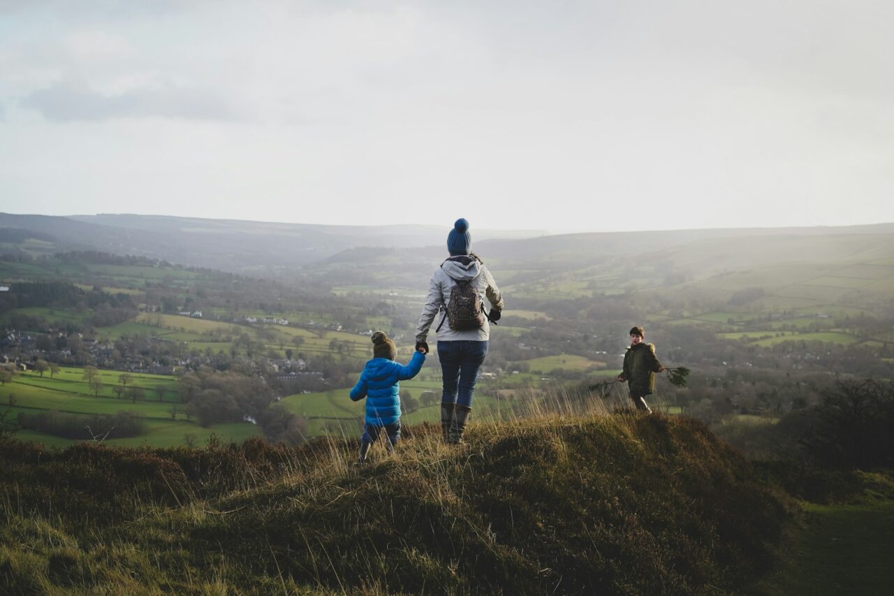 crianças com a mãe na natureza, Porquê é que viajar com crianças é o melhor presente que lhes pode dar