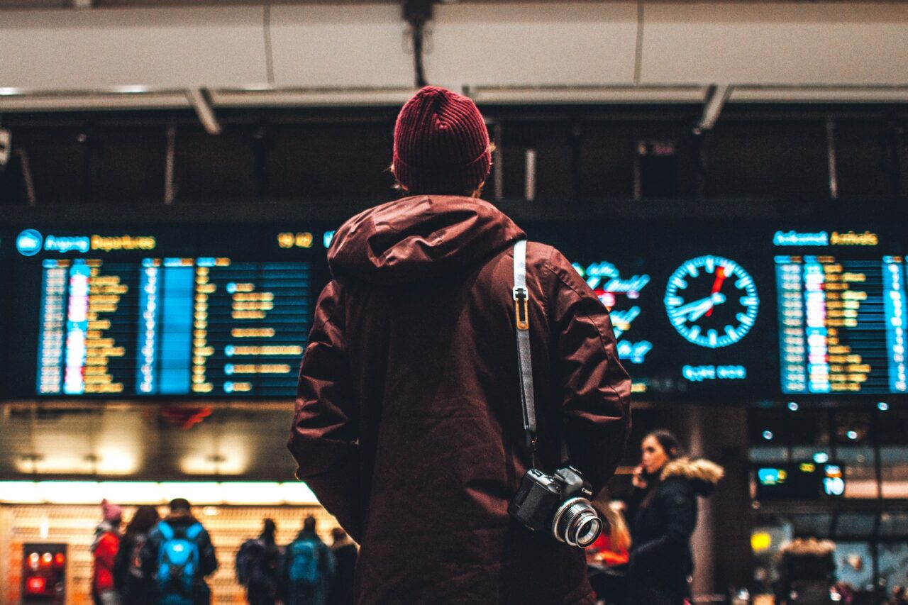 Homem no aeroporto / Foto de Erik Odiin / Unsplash