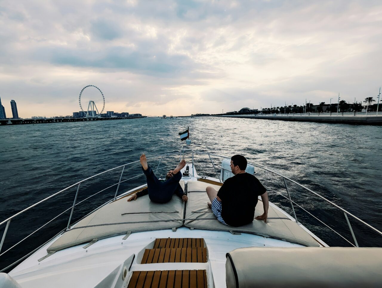 Amigos num barco / Foto de Ferdinand Echin / Unsplash