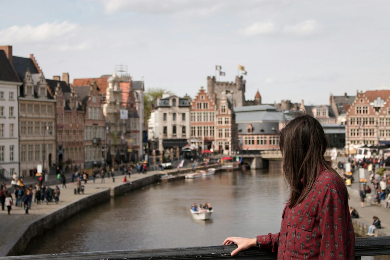 Mulher na Bélgica / Foto de Héctor Martínez / Unsplash