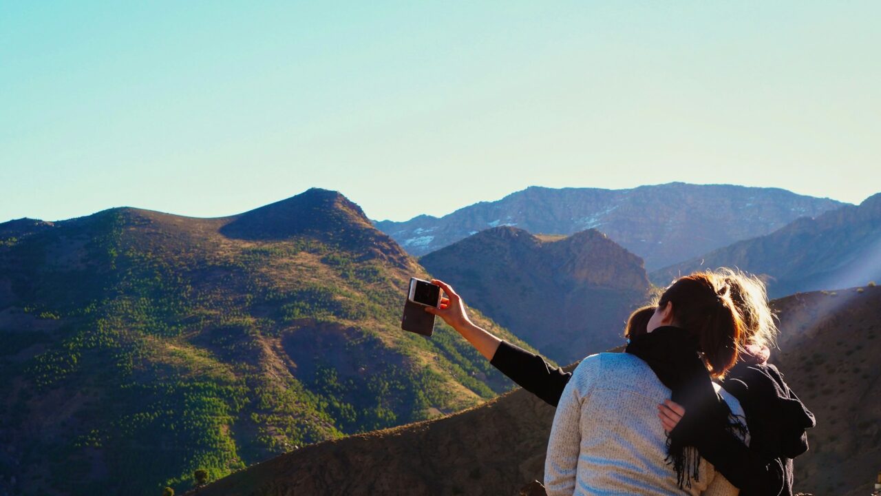 Amigas a tirar uma selfie / Foto de Saara Sanamo / Unsplash