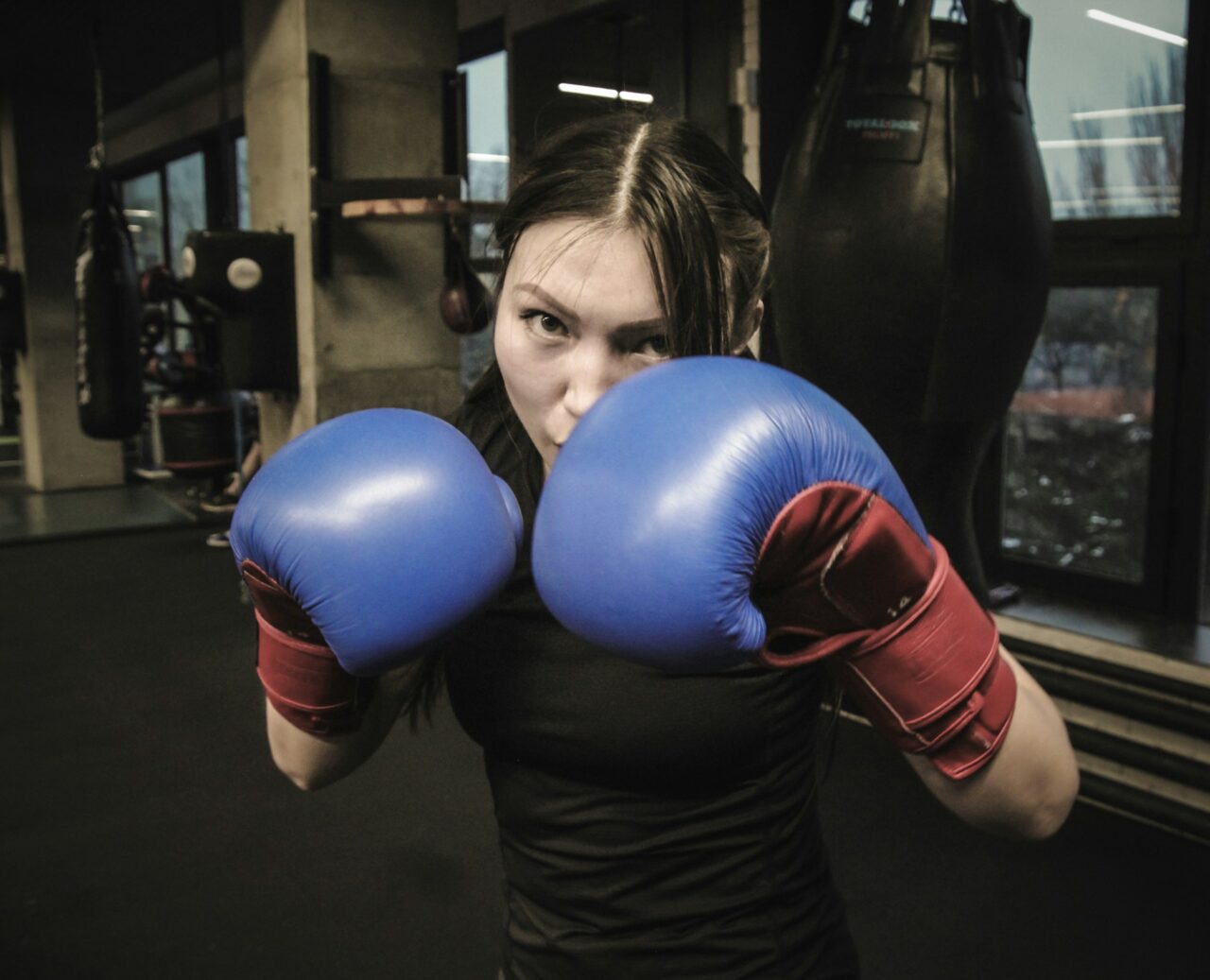 mulher com luvas de boxe