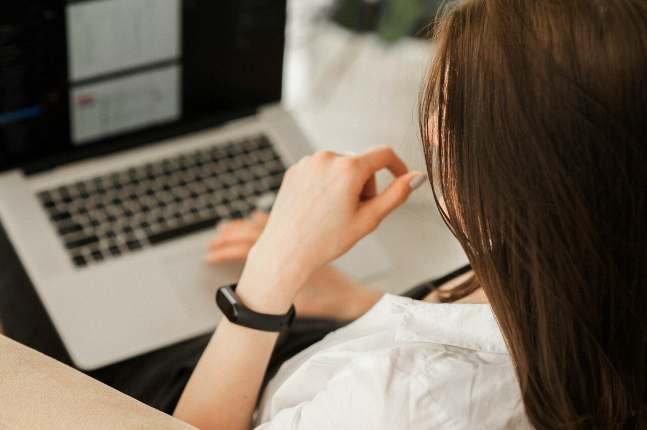 mulher em computador, Dicas para viajar sozinha pela primeira vez