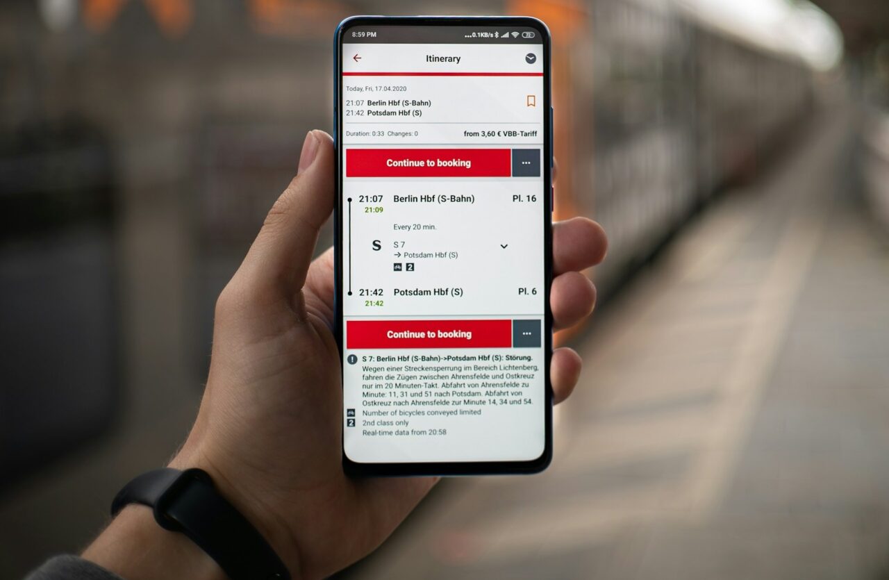 bilhetes de comboio num telemóvel