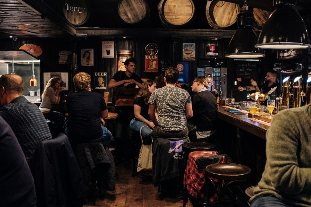 grupo de pessoas em bar