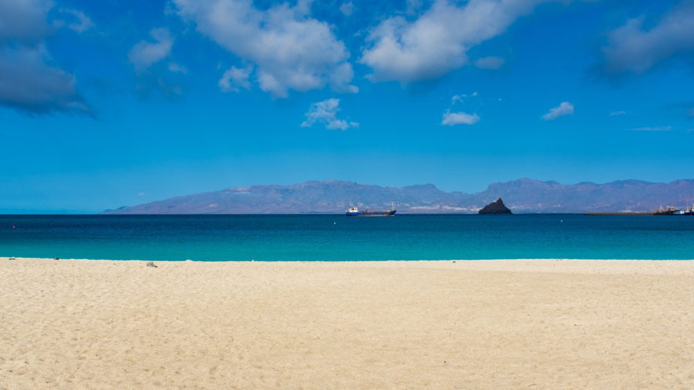 Praia do Mindelo, São Vicente, Cabo Verde / Foto de Silaghi Octavian / ShutterStock