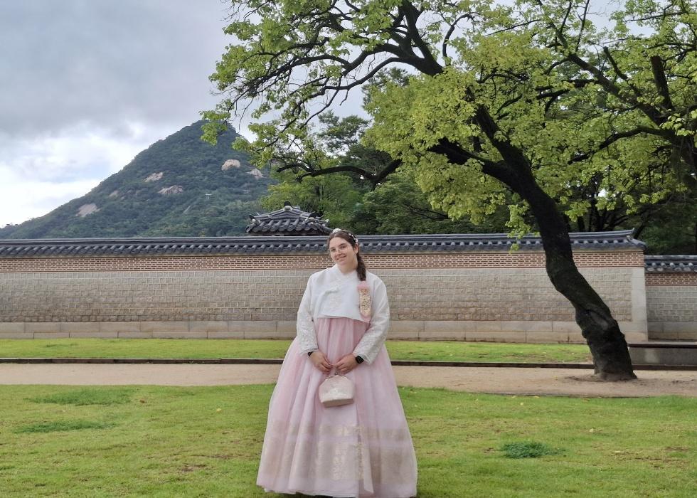Experiência de vestir o hanbok, o traje tradicional coreano.