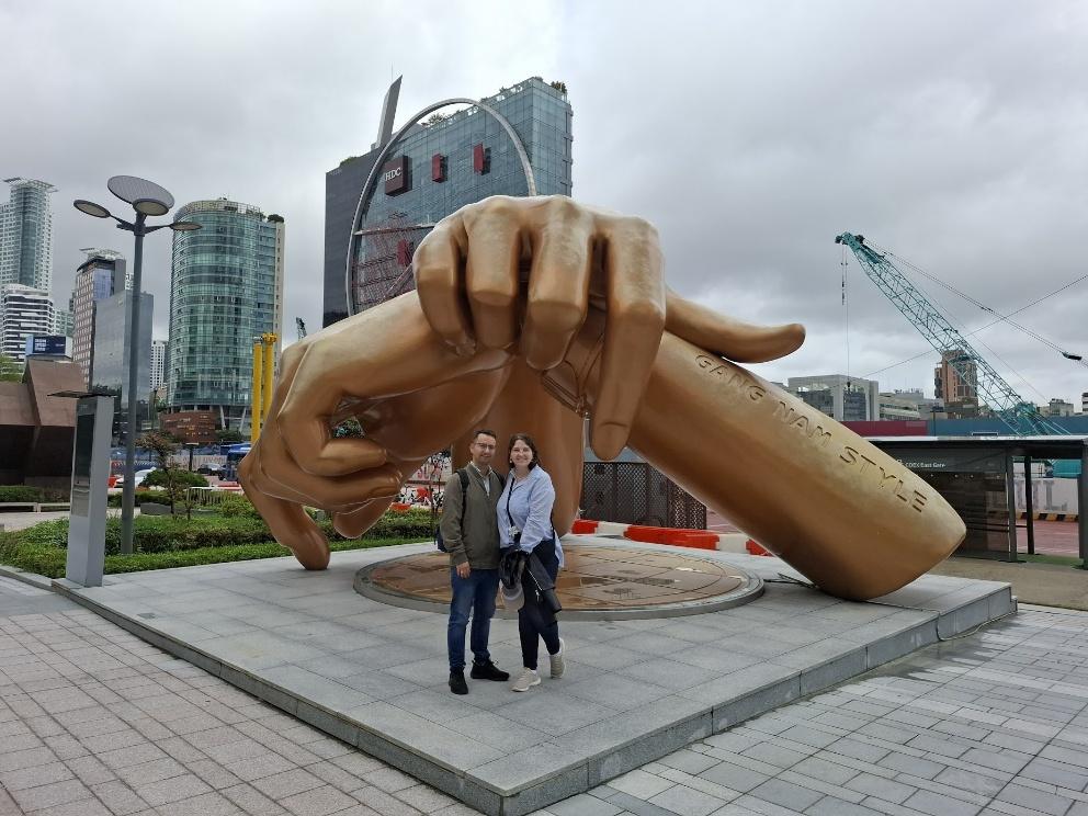 Famosa estátua da indústria do K-Pop, inspirada no sucesso “Gangnam Style”.