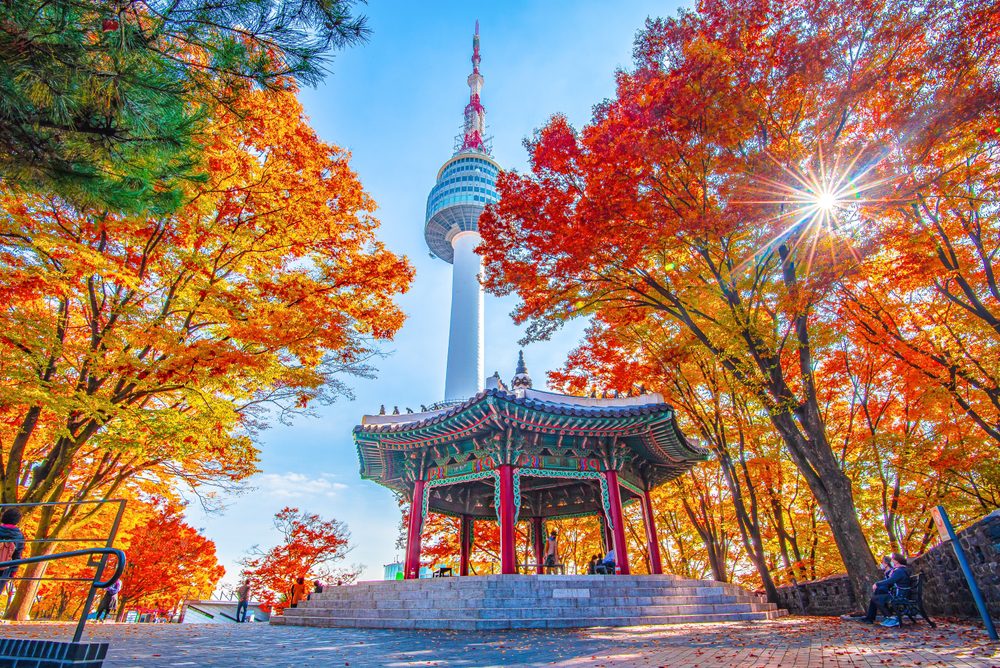 Seul - Torre Namsan e um pavilhão no Outono / autor Wasan Onruecha / Shutterstock