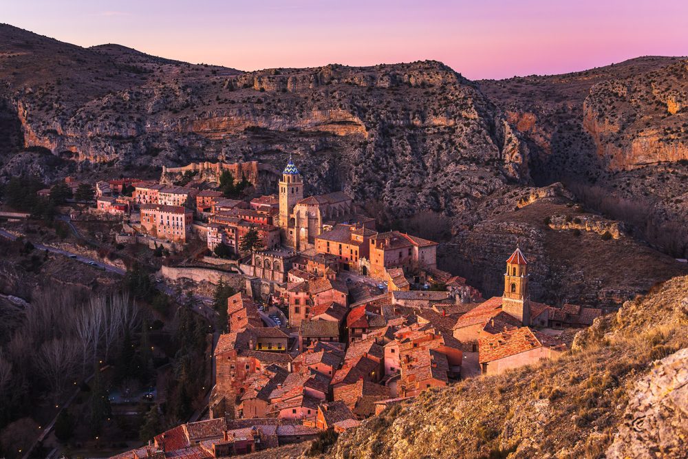 As cidades do interior, como Albarracín, Ávila, Cuenca ou Zafra, beneficiam muito destes meses.