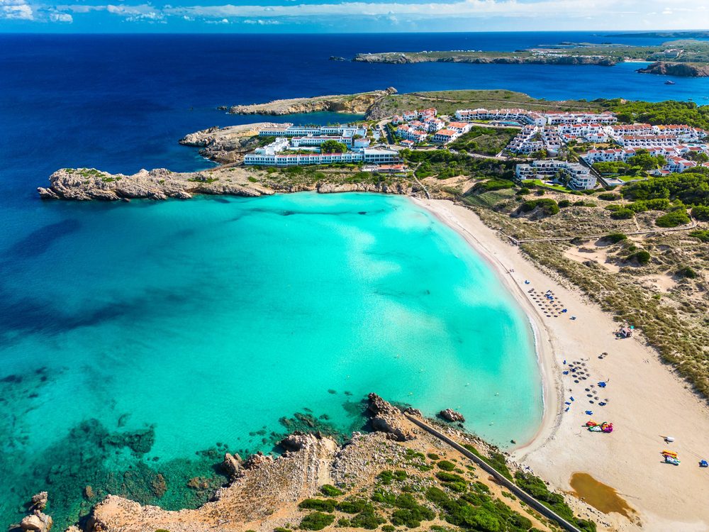 Menorca destaca-se pelas praias de água cristalina.