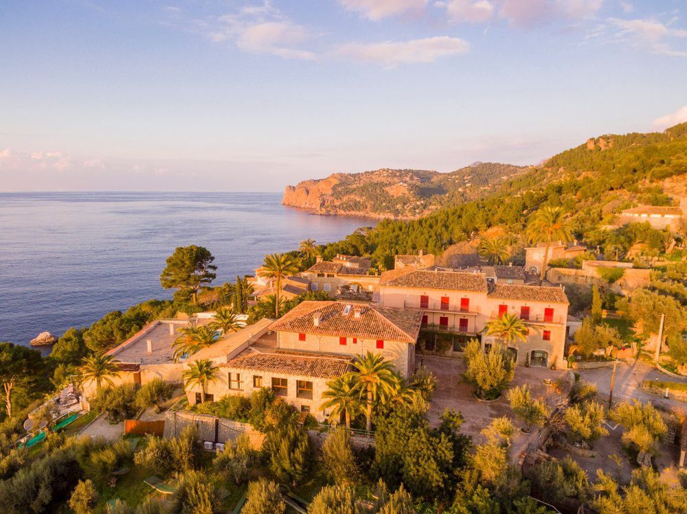 Deià é uma das localidades mais bonitas de Maiorca e continua a atrair quem procura paisagens inspiradoras e ambiente artístico.