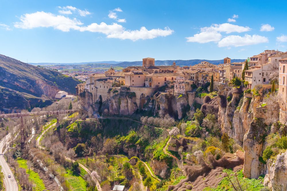 Casas suspensas de Cuenca numa das cidades secretas em Espanha
