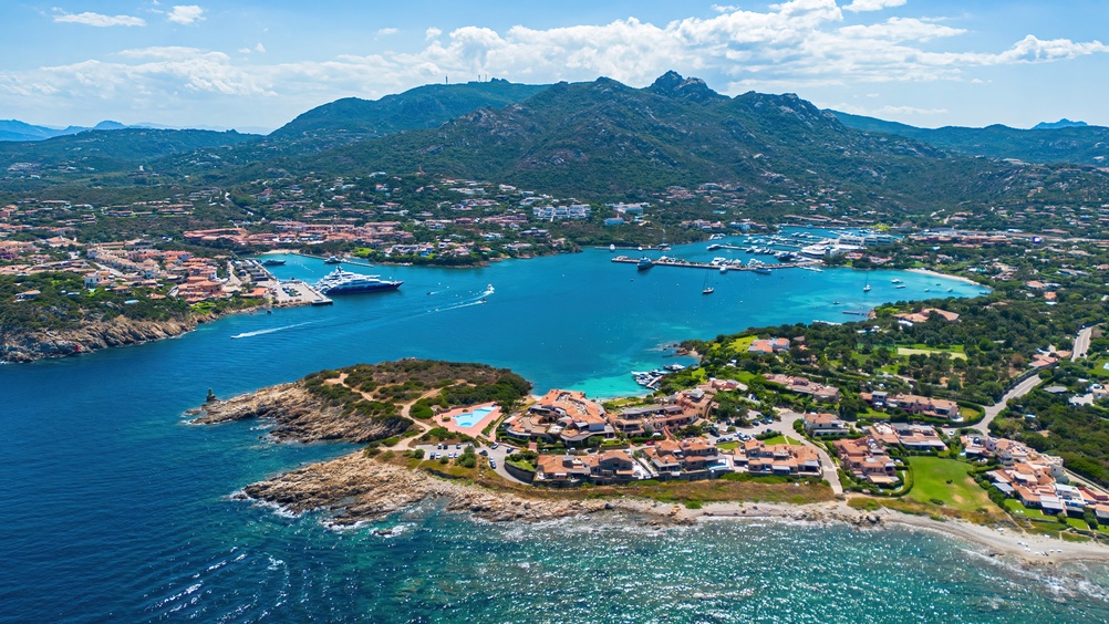Na zona da Costa Esmeralda, encontra um lado mais glamoroso da ilha.