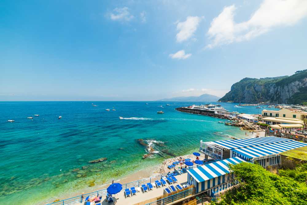 Embora Capri não faça parte da Costa Amalfitana, a sua proximidade a torna parada obrigatória.