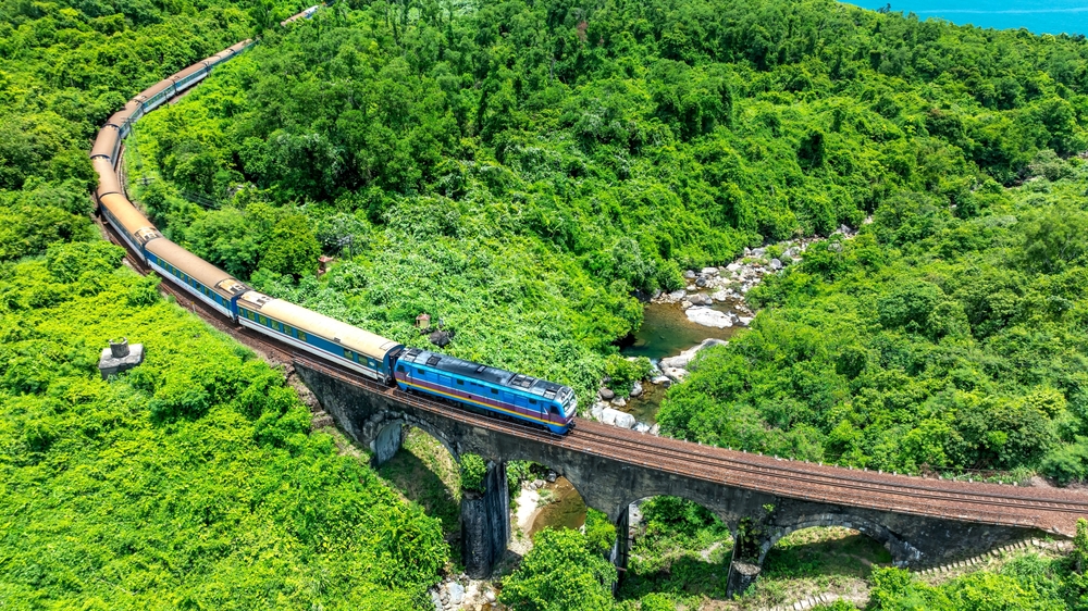 Hai Van Pass / Huy Thoai / Shutterstock