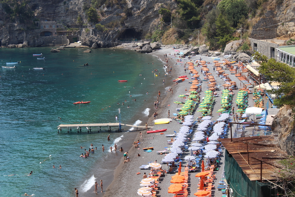 À sombra de Positano encontra-se um refúgio mais tranquilo: a Praia Fornillo.
